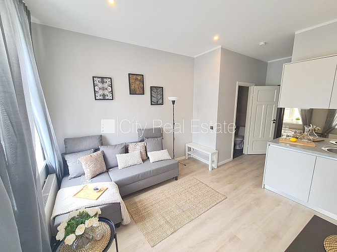 Fasādes māja, renovēta māja, ieeja no ielas, kāpņu telpa pēc kapitālā remonta, logi Rīga - foto 1