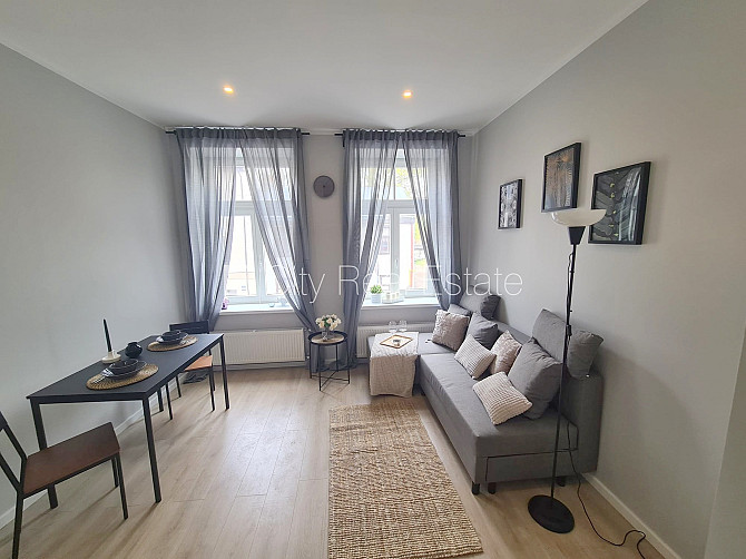 Fasādes māja, renovēta māja, ieeja no ielas, kāpņu telpa pēc kapitālā remonta, logi Rīga - foto 3