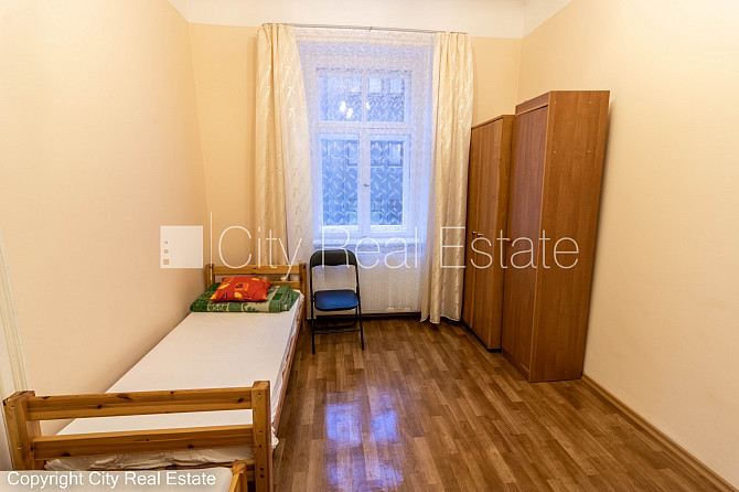 Pagalma ēka, bruģēts piebraucamais ceļš, ieeja no pagalma, kāpņu telpa bez remonta, istabas Rīga - foto 20