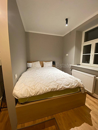 Fasādes māja, ieeja no ielas, kāpņu telpa pēc kapitālā remonta, logi vērsti uz pagalma Rīga - foto 17