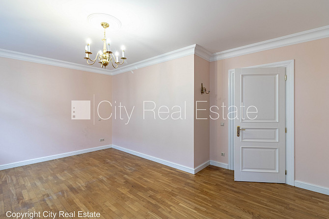 Fasādes māja, renovēta māja, ieeja no ielas, ir lifts, kāpņu telpa pēc kapitālā remonta, Rīga - foto 12