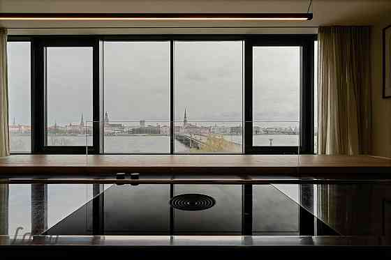 Penthouse dzīvoklis Klīversalā ar izcilu skatu uz Daugavu un Vecrīgu
Pārdošanā ekskluzīvs jumta stāv Рига