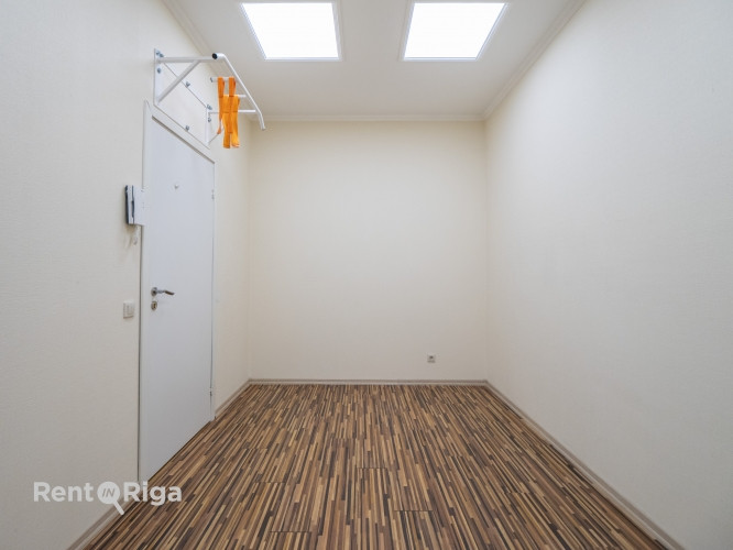 Pārdod biroja telpas ar atsevišķu ieeju!  Piedāvājumā funkcionālas un daudzpusīgas biroja Rīga - foto 12