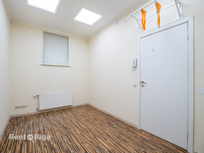 Pārdod biroja telpas ar atsevišķu ieeju!  Piedāvājumā funkcionālas un daudzpusīgas biroja Rīga - foto 13
