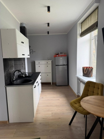 Izīrē studio tipa dzīvokli Rīgas centrā  svaigi pēc kvalitatīva remonta un pilnībā gatavu Rīga - foto 3