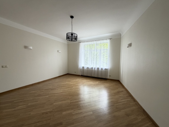 Gaišs 4 izolētu guļamistabu dzīvoklis pašā Rīgas centrā!   Dzīvokļa 119 kvadrātmetros Rīga - foto 1