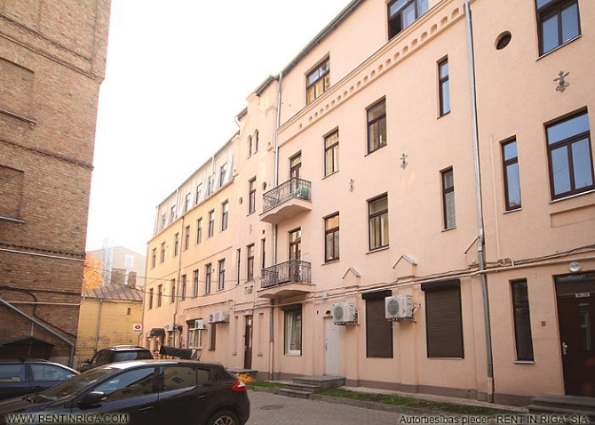 Tiek izīrēts dzīvoklis centrā, dzīvoklis sastāv no 2 istabām, viena ir caurstaigājama otra Rīga - foto 1