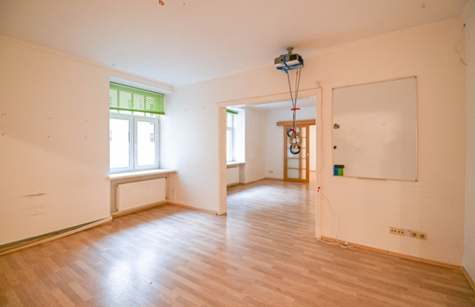 Office in a renovated building in the city center.  There are three large rooms of approximately 20  Рига - изображение 5