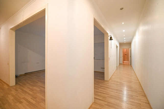 Office in a renovated building in the city center.  There are three large rooms of approximately 20  Рига - изображение 7