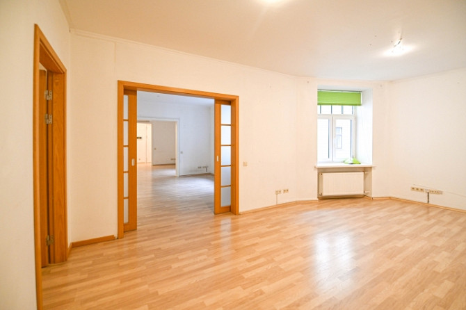 Office in a renovated building in the city center.  There are three large rooms of approximately 20  Рига - изображение 2