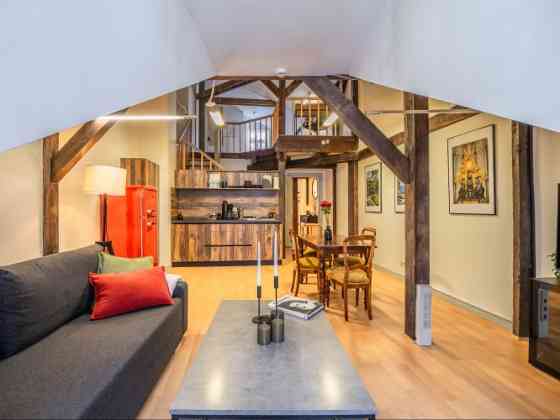 Комфортная и со вкусом обставленная двухуровневая квартира в стиле loft в самом Рига