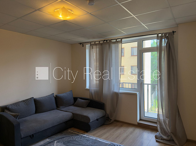 Jaunceltne, fasādes māja, labiekārtota apzaļumota teritorija, ir lifts, balkons, viena istaba Rīga - foto 12