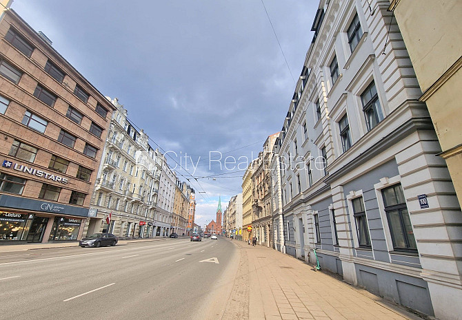 Fasādes māja, renovēta māja, ieeja no ielas, balkons, logi vērsti uz ielas pusi, plašs skats Rīga - foto 17
