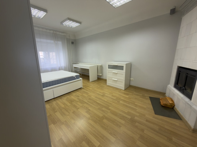 Izīrē plašu 3 istabu dzīvokli pašā Rīgas centrā!  Dzīvoklis atrodas pirmajā augstajā Rīga - foto 6