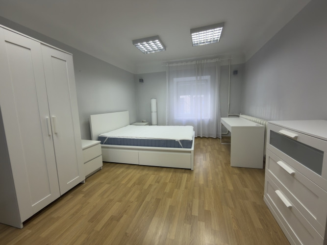 Izīrē plašu 3 istabu dzīvokli pašā Rīgas centrā!  Dzīvoklis atrodas pirmajā augstajā Rīga - foto 7