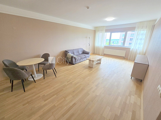 Pagalma ēka, ieeja no pagalma, kāpņu telpa pēc kosmētiskā remonta, logi vērsti mājas abās Rīga - foto 18