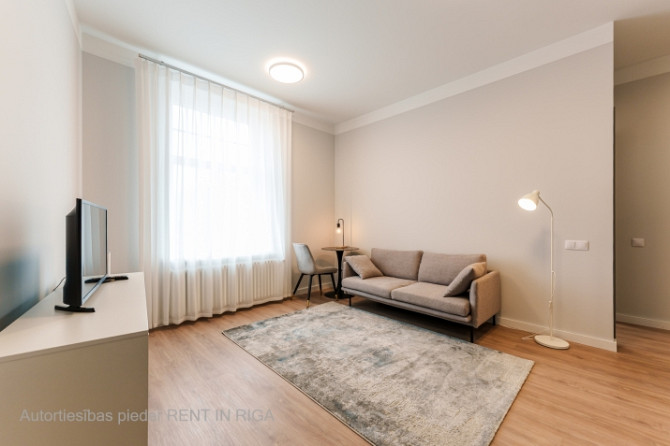 Pilnībā mēbelēts 2-istabu dzīvoklis jūgendstila ēkā Rīgas Centrā.  Krišjāņa Valdemāra Rīga - foto 1