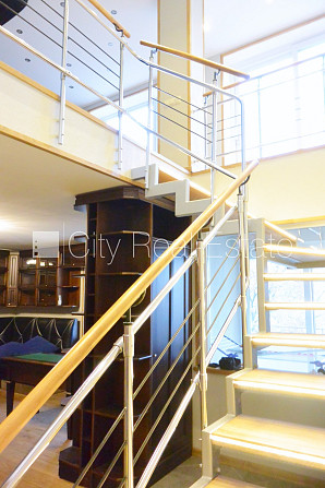 Pagalma ēka, renovēta māja, slēgts pagalms, pagalmā bērnu spēļu laukums, ir lifts, kāpņu Rīga - foto 13