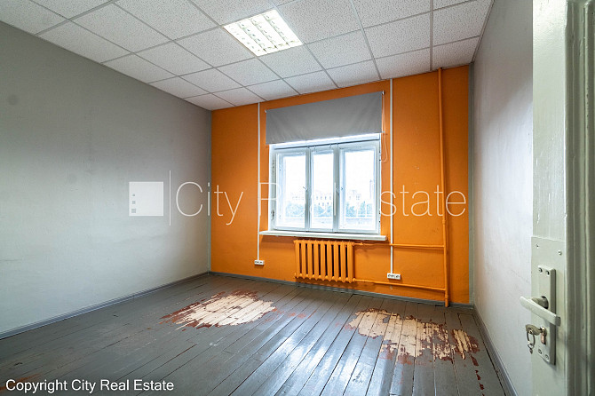 Pagalma ēka, bruģēts piebraucamais ceļš, slēgts pagalms, ieeja no pagalma, mansards, ir Rīga - foto 10