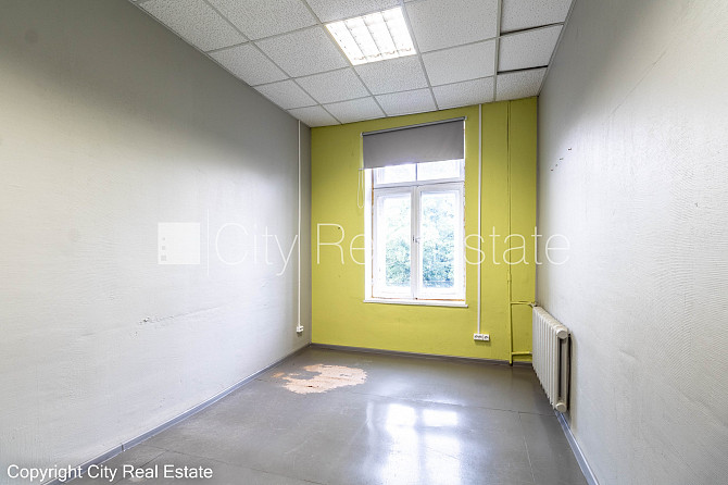 Pagalma ēka, bruģēts piebraucamais ceļš, slēgts pagalms, ieeja no pagalma, mansards, ir Rīga - foto 13