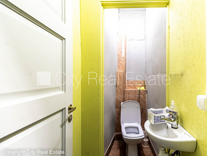 Pagalma ēka, bruģēts piebraucamais ceļš, slēgts pagalms, ieeja no pagalma, mansards, ir Rīga - foto 18