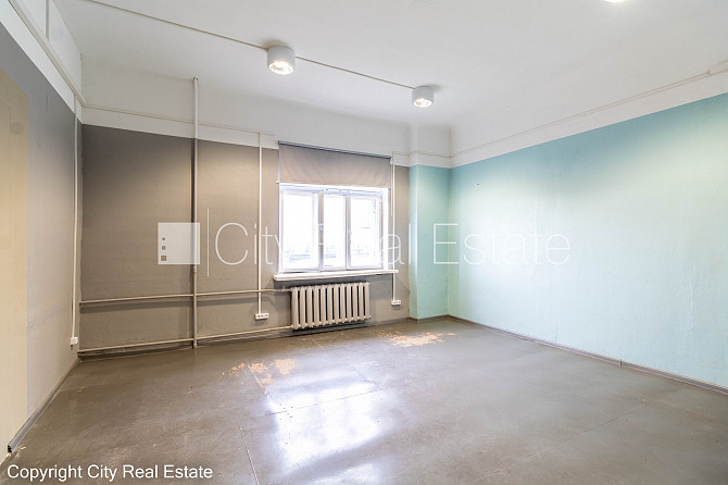Pagalma ēka, bruģēts piebraucamais ceļš, slēgts pagalms, ieeja no pagalma, mansards, ir Rīga - foto 5
