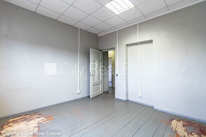 Pagalma ēka, bruģēts piebraucamais ceļš, slēgts pagalms, ieeja no pagalma, mansards, ir Rīga - foto 11