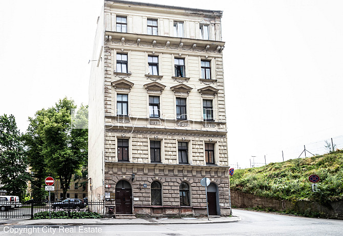 Pagalma ēka, bruģēts piebraucamais ceļš, slēgts pagalms, ieeja no pagalma, mansards, ir Rīga - foto 20