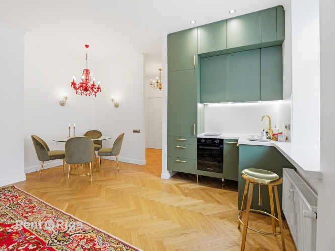 Elegants 3 istabu dzīvoklis pilnībā renovētā vēsturiskā ēkā Rīgas centrā  Pārdošanā Rīga - foto 1