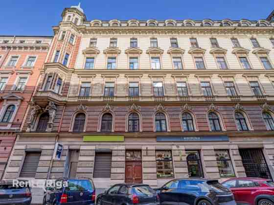 Izcila investīciju iespēja Rīgas centrā.  Īpašums sastāv no pieciem dzīvokļiem ar foršiem un parocīg Рига