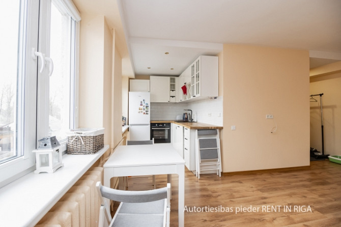 Mājīgs un gaišs 3-istabu dzīvoklis ar franču balkonu klusajā Rīgas centra daļā. Rīga - foto 2