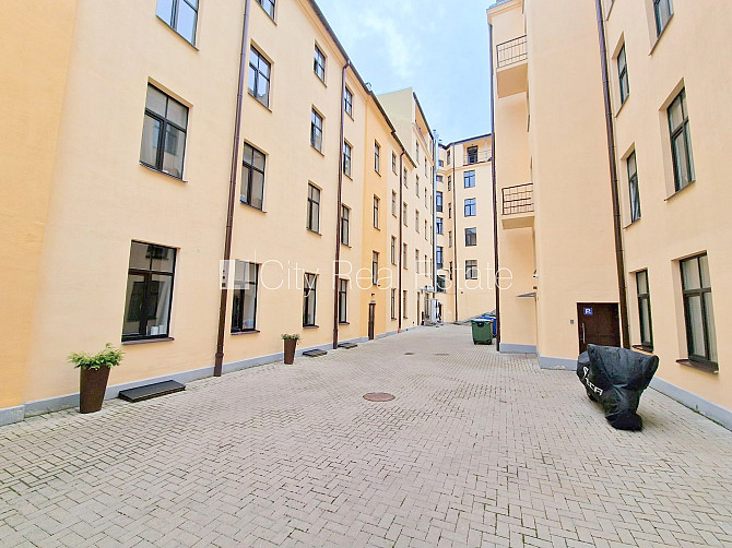Fasādes māja, ieeja no pagalma, kāpņu telpa pēc kosmētiskā remonta, balkons, logi vērsti uz Rīga - foto 20
