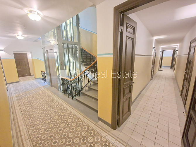 Fasādes māja, renovēta māja, ir lifts, kāpņu telpa pēc kapitālā remonta, logi vērsti uz Rīga - foto 14
