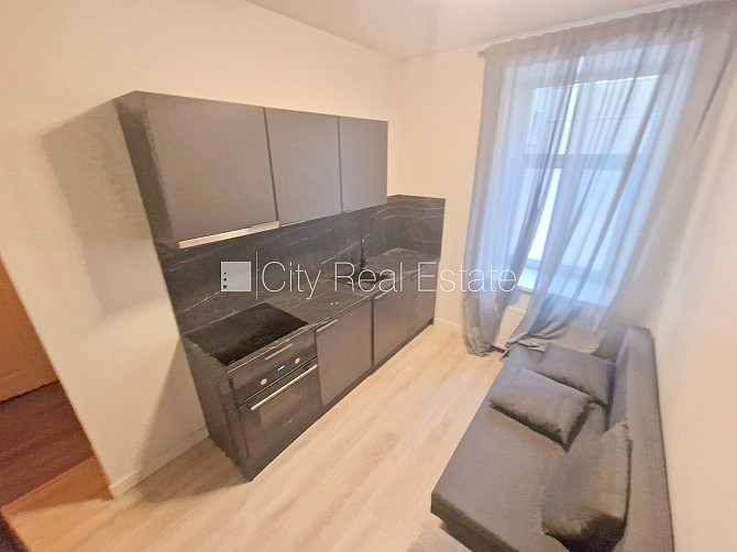 Fasādes māja, renovēta māja, ir lifts, kāpņu telpa pēc kapitālā remonta, logi vērsti uz Rīga - foto 1