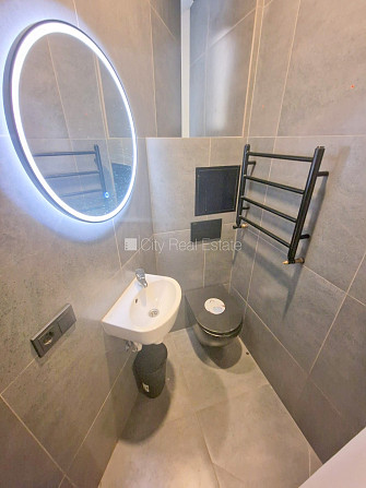 Fasādes māja, renovēta māja, ir lifts, kāpņu telpa pēc kapitālā remonta, logi vērsti uz Rīga - foto 11