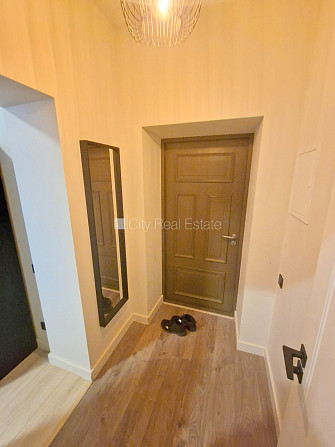 Fasādes māja, renovēta māja, ir lifts, kāpņu telpa pēc kapitālā remonta, logi vērsti uz Rīga - foto 12