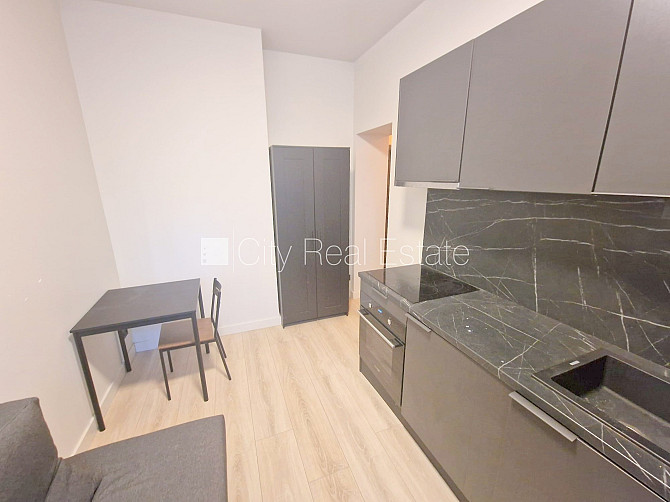 Fasādes māja, renovēta māja, ir lifts, kāpņu telpa pēc kapitālā remonta, logi vērsti uz Rīga - foto 8