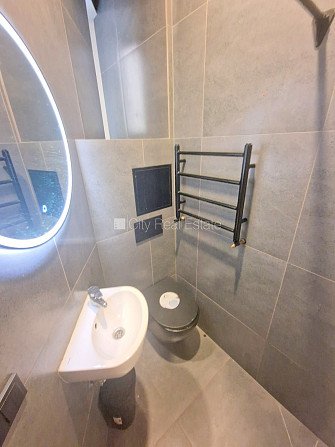 Fasādes māja, renovēta māja, ir lifts, kāpņu telpa pēc kapitālā remonta, logi vērsti uz Rīga - foto 10
