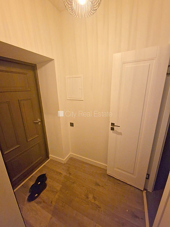 Fasādes māja, renovēta māja, ir lifts, kāpņu telpa pēc kapitālā remonta, logi vērsti uz Rīga - foto 9