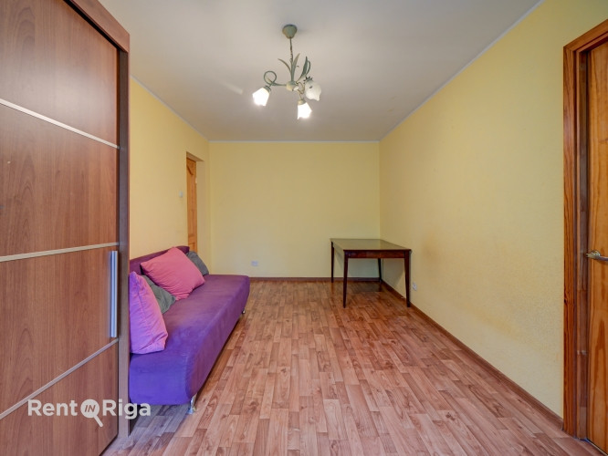 Izīrē 2 istabu dzīvokli Juglā!  Dzīvoklim ir ērts plānojums ar divām istabām, atsevišķu Rīga - foto 4