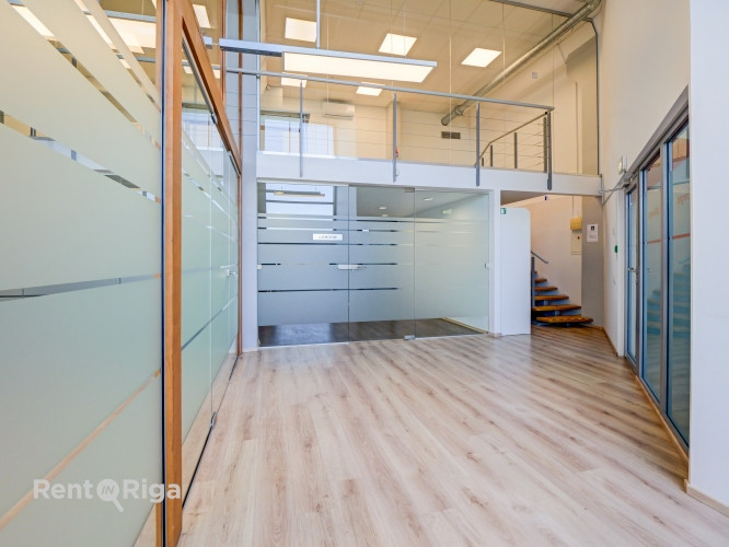 A spacious and bright loft-style office featuring an open-plan workspace and separate private office Рига - изображение 4