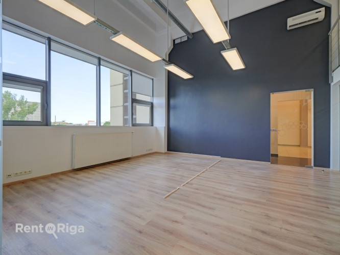 A spacious and bright loft-style office featuring an open-plan workspace and separate private office Рига - изображение 6