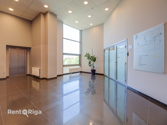 A spacious and bright loft-style office featuring an open-plan workspace and separate private office Рига - изображение 9