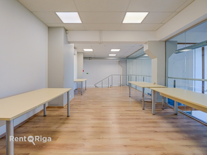 A spacious and bright loft-style office featuring an open-plan workspace and separate private office Рига - изображение 7
