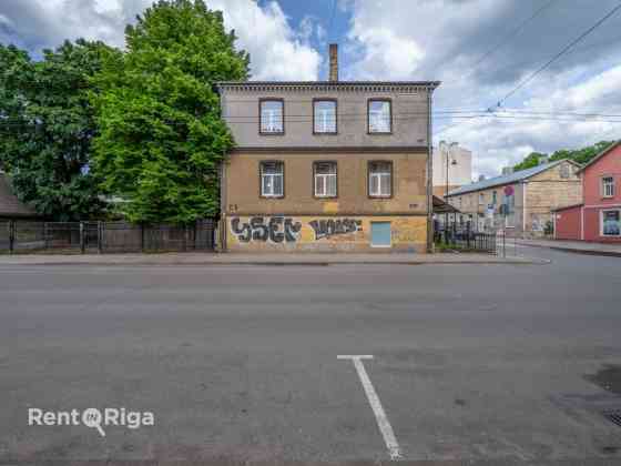 Birojs ar radošu un industriālu atmosfēru.  Tas sastāv no diviem izolētiem kabinetiem un viena caurs Рига