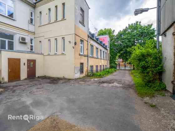 Birojs ar radošu un industriālu atmosfēru.  Tas sastāv no diviem izolētiem kabinetiem un viena caurs Рига