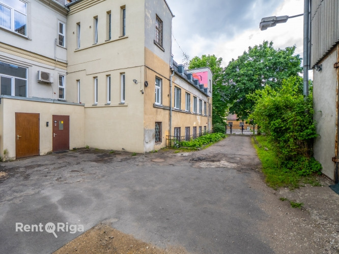 Birojs ar radošu un industriālu atmosfēru.  Tas sastāv no diviem izolētiem kabinetiem un viena caurs Рига - изображение 5
