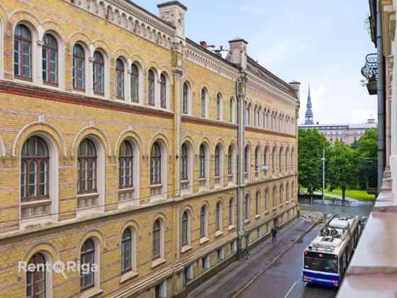 Izīrē gaišu 2 istabu dzīvokli pašā Rīgas centrā!  Ienākot dzīvoklī, jūs sagaida neliels priekšnams.  Рига