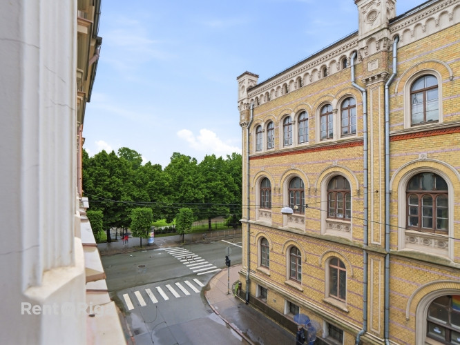 Izīrē gaišu 2 istabu dzīvokli pašā Rīgas centrā!  Ienākot dzīvoklī, jūs sagaida neliels priekšnams.  Рига - изображение 4
