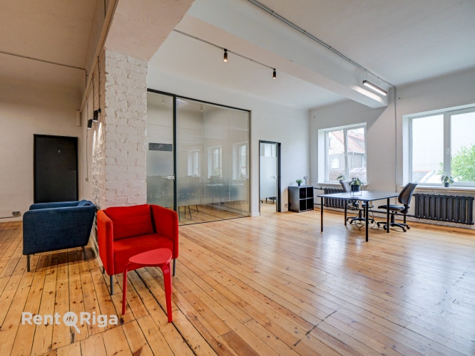 Office with a creative industrial atmosphere  high ceilings, wooden plank floors, exposed wooden bea Рига - изображение 7